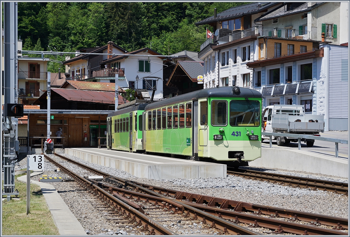 The Bt 431 and BDe 4/4 403  Ollon  are the ASD local train service from Les Diablerets to Aigle.  This train makes a stop in the Le Sépey Station.

29.05.2020 
