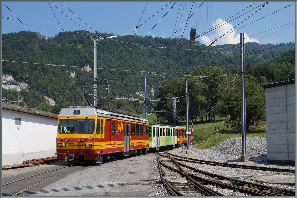 The BVB Beh 4/4 N° 83 with his local train to Villars in Bevieux.
12.08.2015