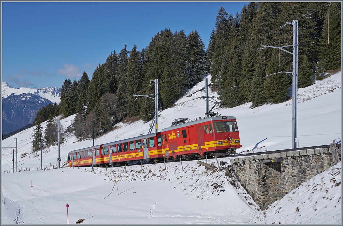 The BVB TPC HGe 4/4 31 wiht local train on the way to Villars  sur Ollon.

05.03.2019