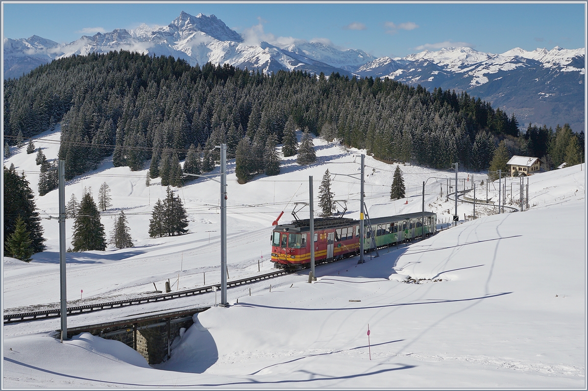 The BVB TPS BDeh 4/4 82 with a local train on the way to the Col de Bretaye by the Col de Soud with Dents de Midi in the Background.

05.03.2019