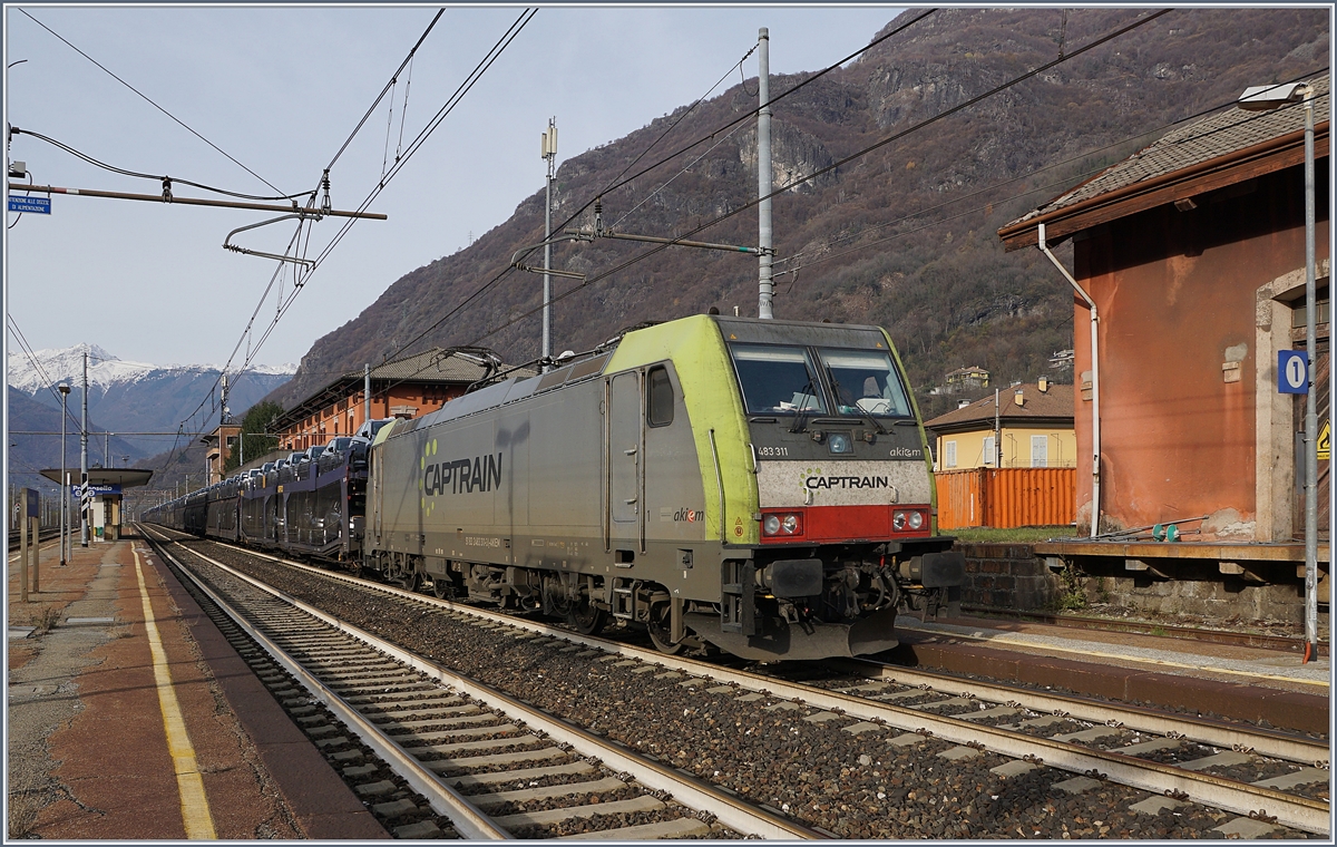 The Captrain 483 111 wiht a Carog train in Premosello Chiovenda.
04.12.2018