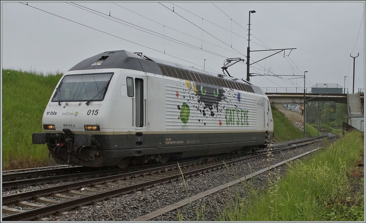 The  CAT'S EYE : The BLS Re 465 465 015 (UIC N°: 91 85 4465 015 6) in Vufflens-la-Ville. 
28.04.2014 