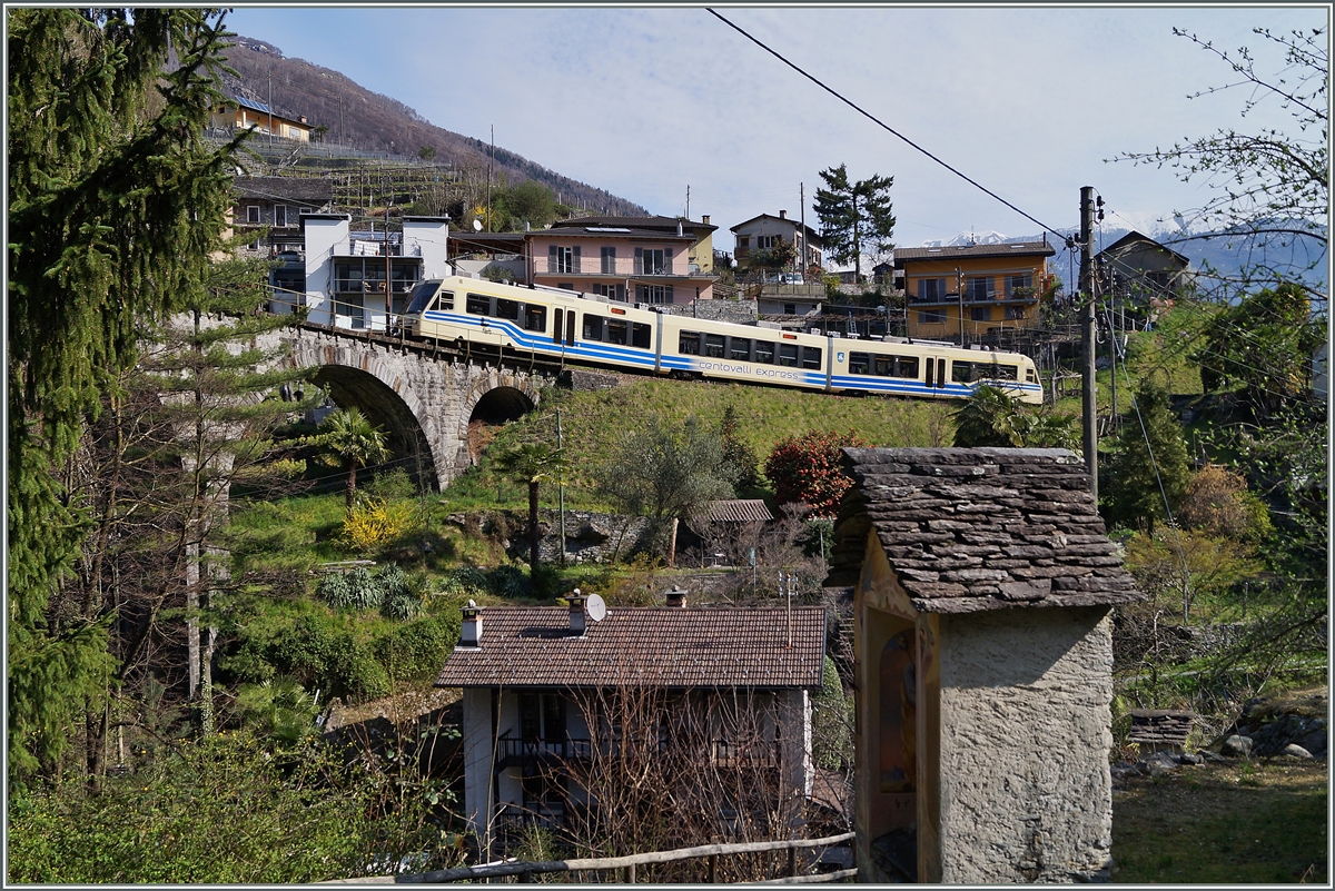 The  Centovalli-Express  near Intragna. 20.03.2014