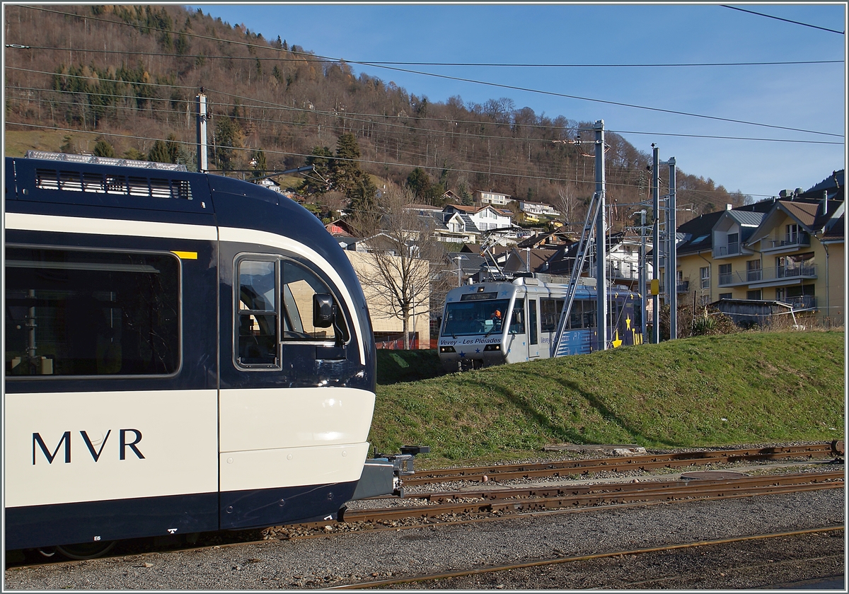 The CEV / MVR Beh 2/4 72 is arriving at Blonay.

11.12.2015