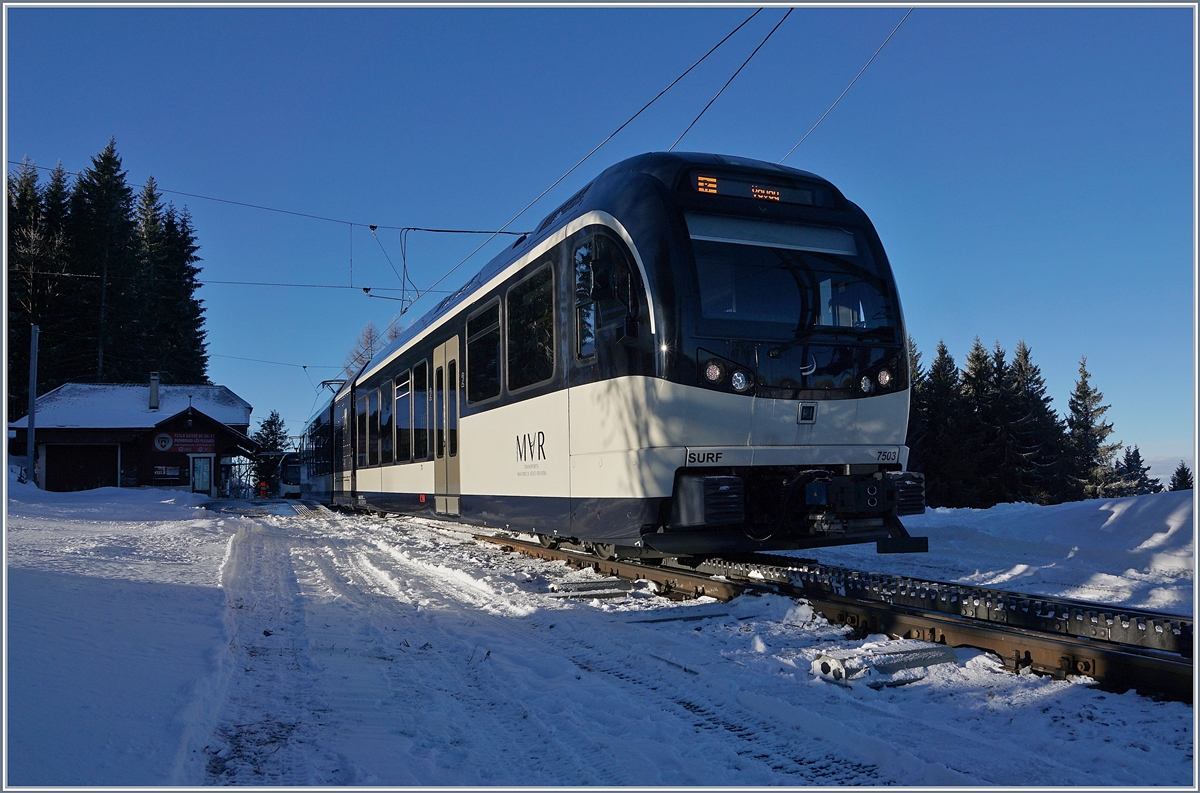 The CEV ABeh 2/6 7503  Blonay-Chamby  is leaving Les Pléiades.

10.01.2019