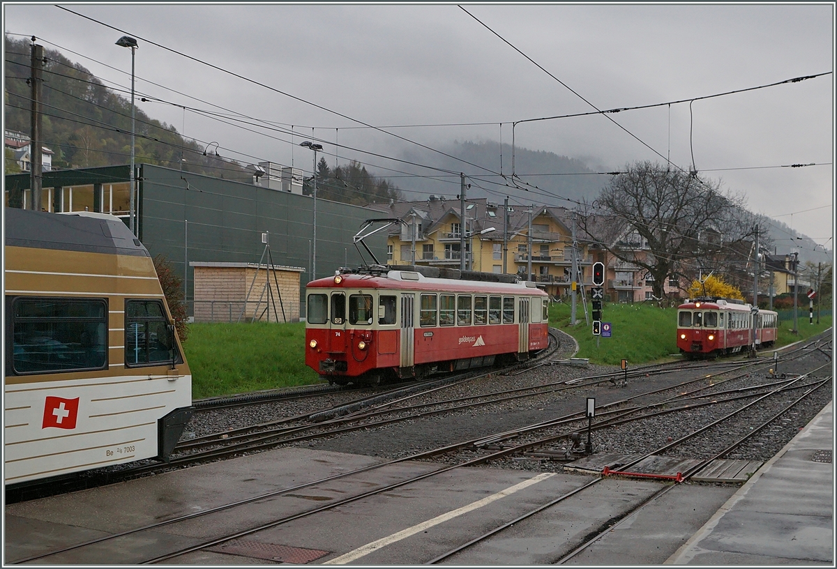 The CEV BDeh 2/4 74 is arriving at Blonay.
13.04.2016