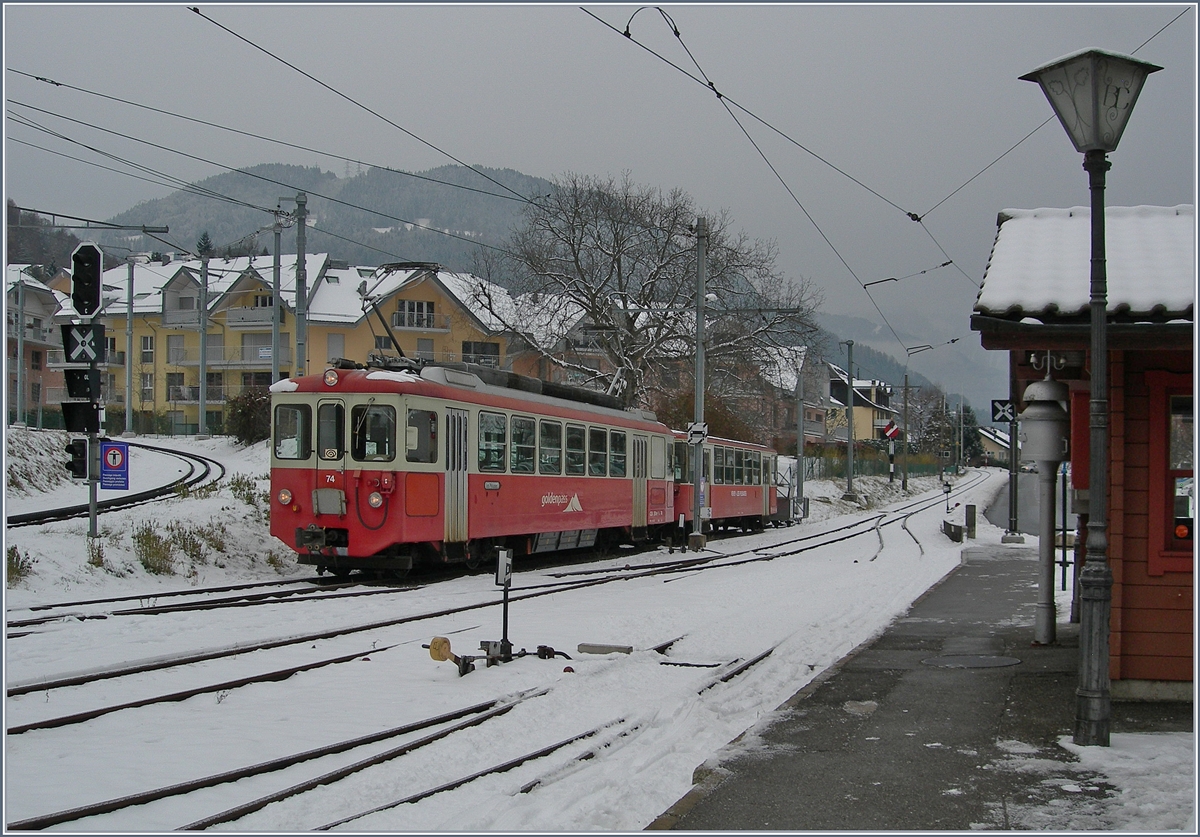 The CEV BDeh 2/4 74 and his Bt 222 in Blonay.
10.01.2017