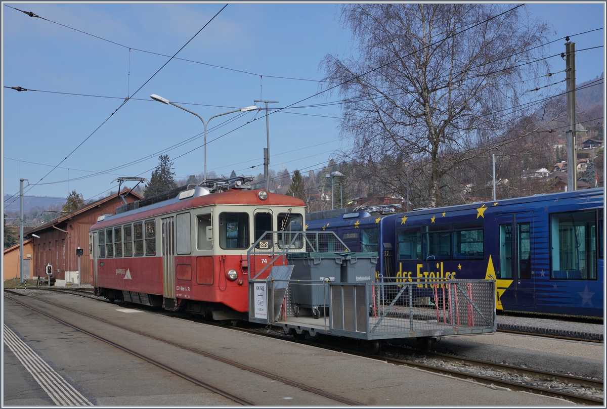 The CEV BDeh 2/4 74 with the Kk502 in Blonay.
13.02.2017