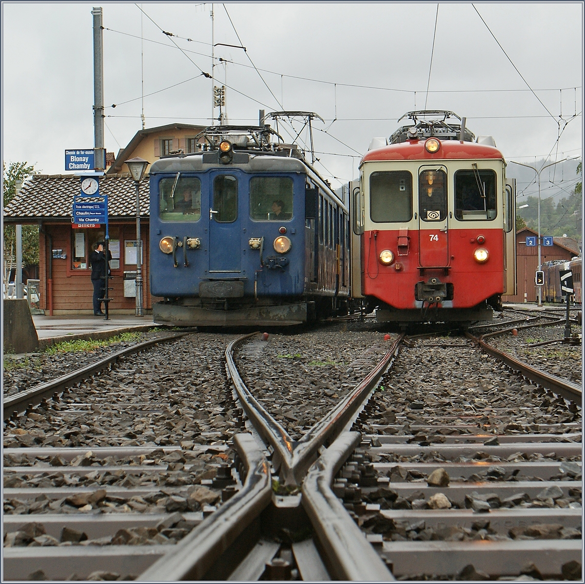 The CEV BDeh 2/4 74 and MOB BDe 4/4 by the Blonay-Chamby in Blonay.
17.09.2016