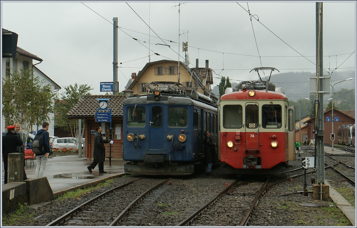 The CEV BDeh 2/4 74 and MOB BDe 4/4 by the Blonay-Chamby in Blonay.
17.09.2016