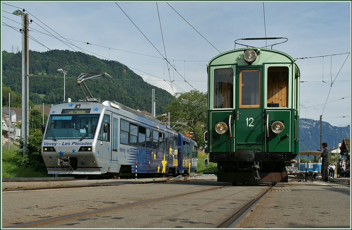 The CEV Beh 2/4 71  Train des Etoiles  is arriving at Blonay where waiting a BC locla train to Chamby.
13.06.2011
