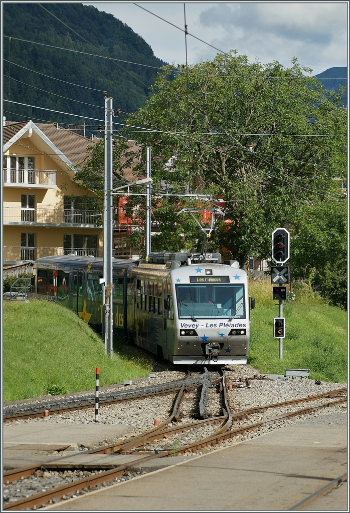 The CEV Beh 2/4 71  Train des Etoiles  is arriving at Blonay. 
12.06.2011