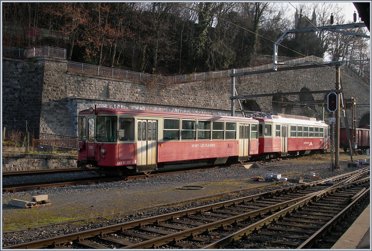 The CEV bt 222 and BDeh 2/4 74 in Vevey.
16.12.2016