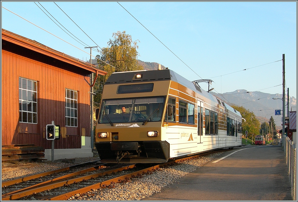 The CEV GTW Be 2/6  Blonay  in the Goldenpass coulor in Blonay.
17.10.2011