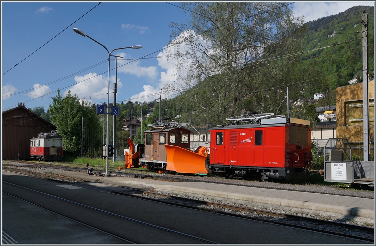 The CEV HGe 2/2 N° 1 with the CEV Xrot 91 in Blonay. In the background the HGe 2/2 N° 2. 

09.05.2022