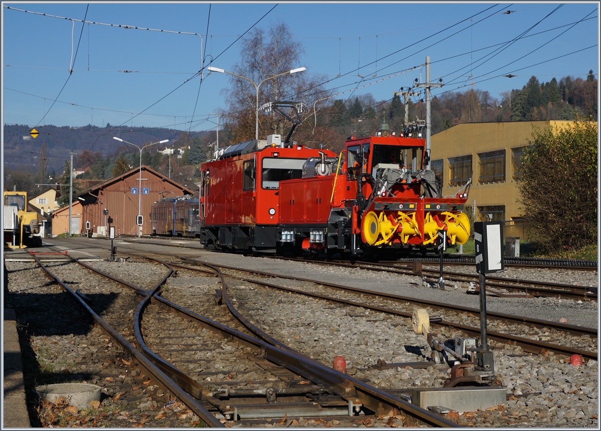 The CEV HGem 2/2 2501 with the new snow removal vehicle on a test drive in Blonay.

Dec 8, 2016