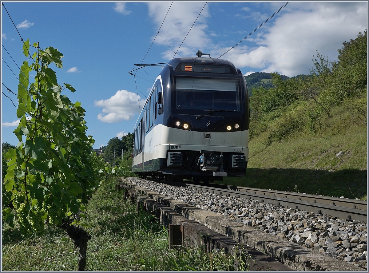 The CEV MVR ABeh 2/6 7508 on the way to Montreux in the vienyard by Plachamp. 

03.07.2017