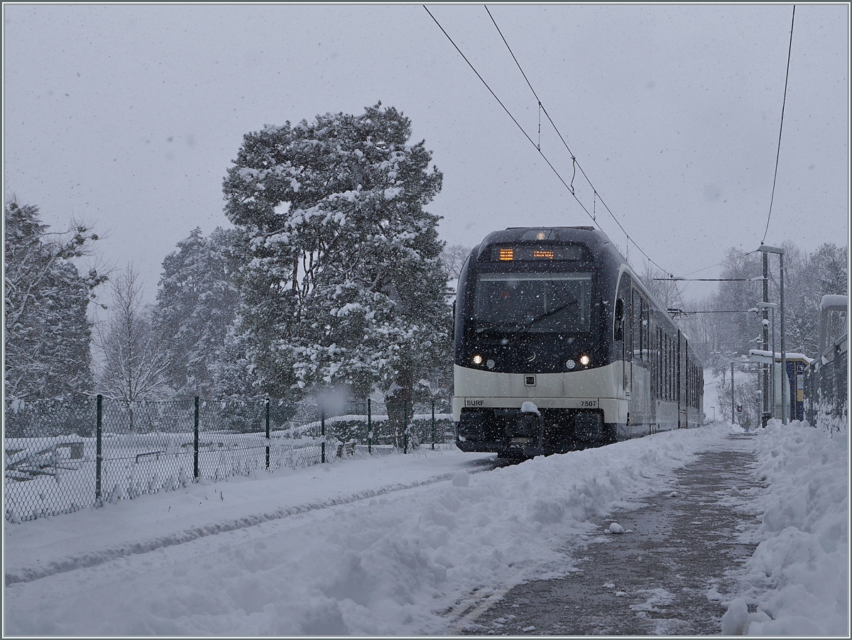 The CEV MVR ABeh 2/6 7506 on the way to Blonay by his stop in the Château de Blonay Station. 

25.01.2021