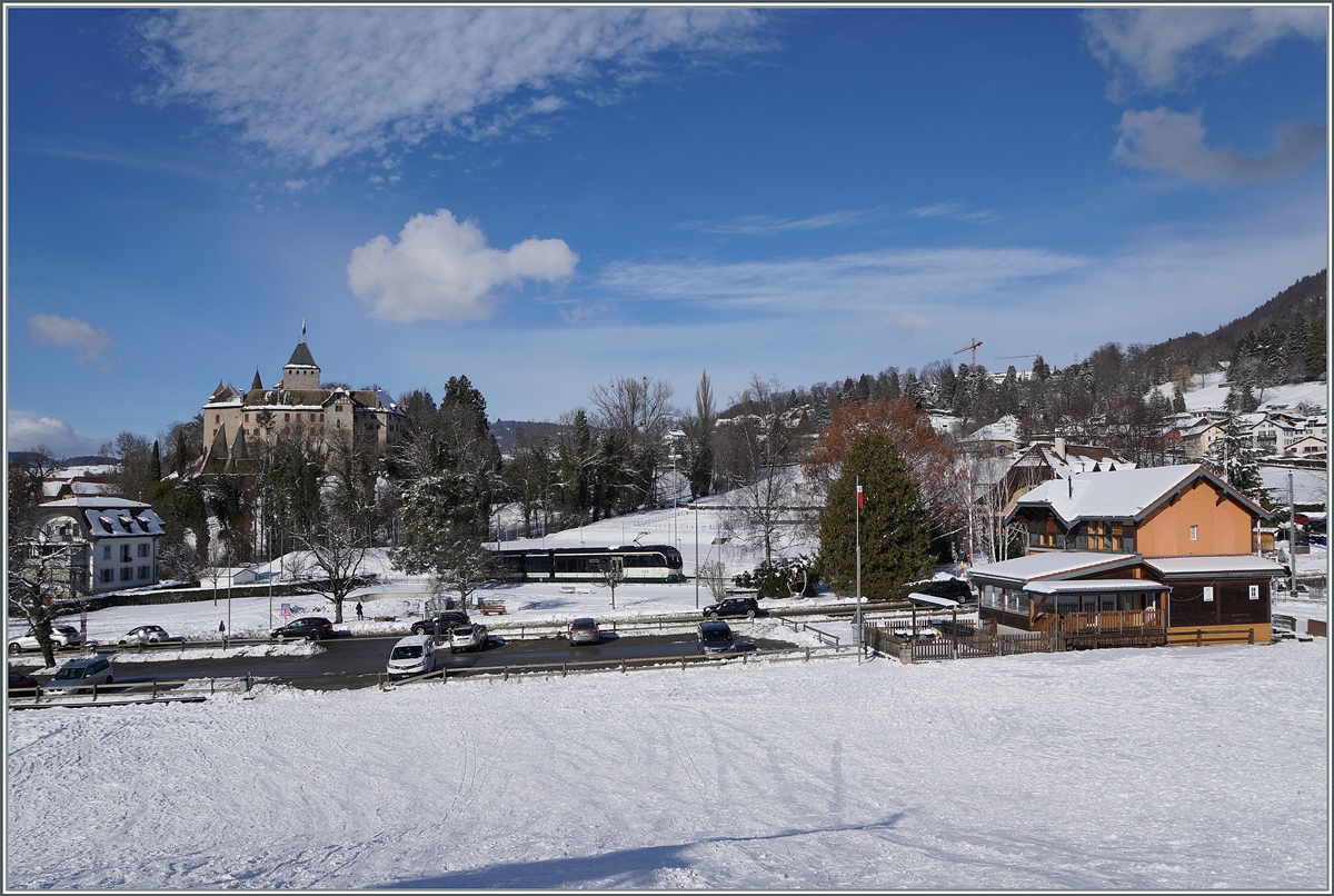 The CEV MVR ABeh 2/6 7505 by the Château de Blonay Station on the way to Vevey. 

26.01.2021