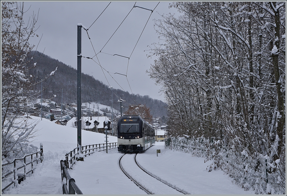 The CEV MVR ABeh 2/6 757 on the way to Vevey by the Château de Blonay. 

25.01.2021