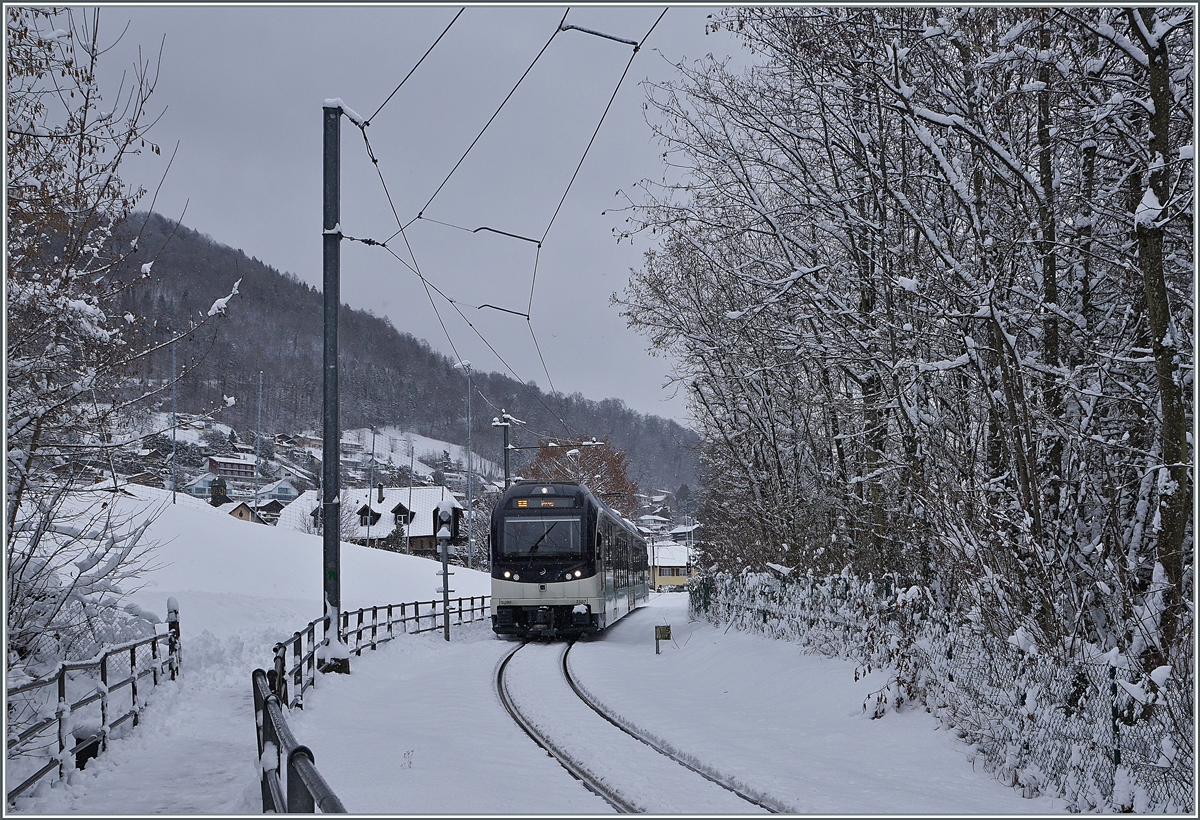 The CEV MVR ABeh 2/6 757 on the way to Vevey by the Château de Blonay. 

25.01.2021