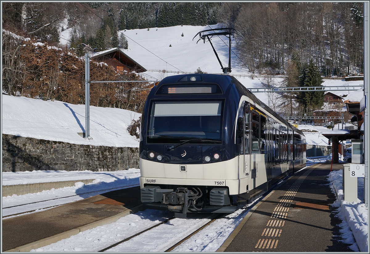 The CEV MVR ABeh 2/6 7507 comming from Montreux is arriving at his termiunus Station Les Avants. 

11.01.2022
