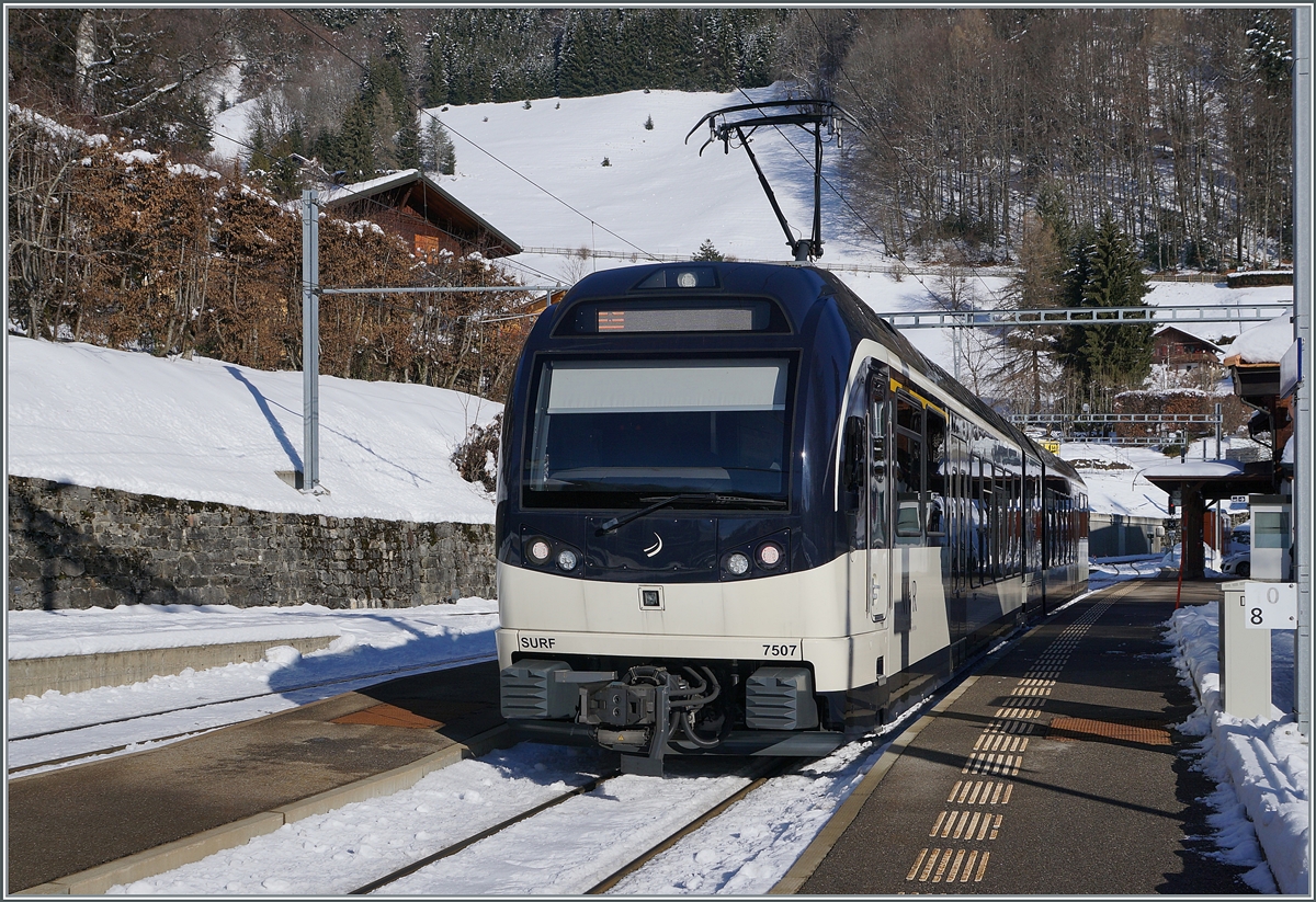 The CEV MVR ABeh 2/6 7507 comming from Montreux is arriving at his termiunus Station Les Avants. 

11.01.2022