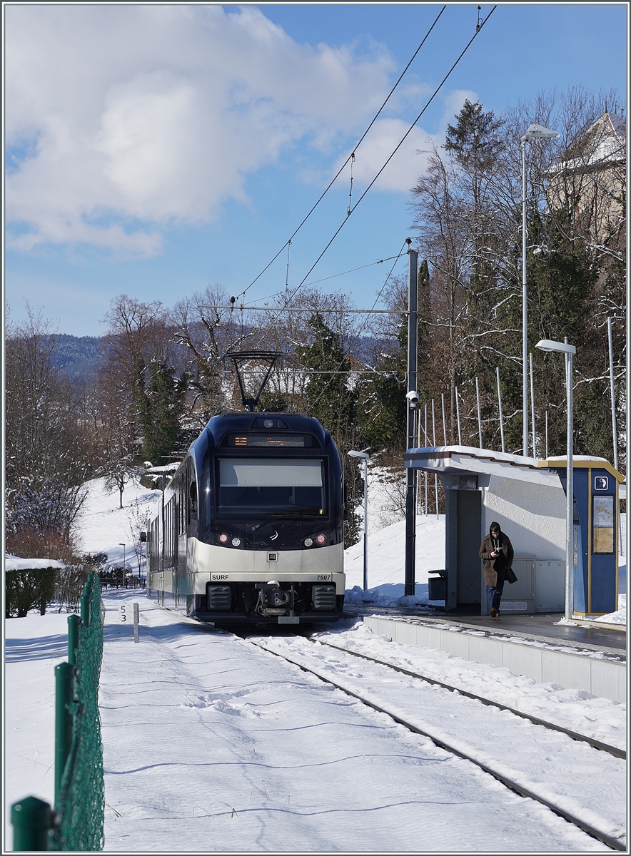 The CEV MVR ABeh 2/6 7507 on the way to Vevey by the Blonay Castle Station.

26.01.2021