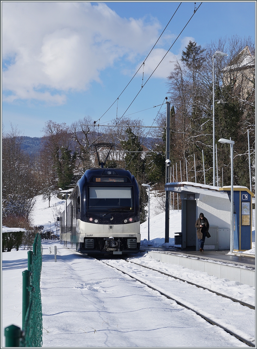 The CEV MVR ABeh 2/6 7507 on the way to Vevey by the Blonay Castle Station.

26.01.2021