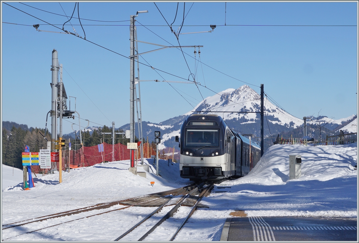 The CEV MVR ABeh 2/6 7506 coming from Vevey is arring at the sumit station Les Pléïades. 

07.02.2023