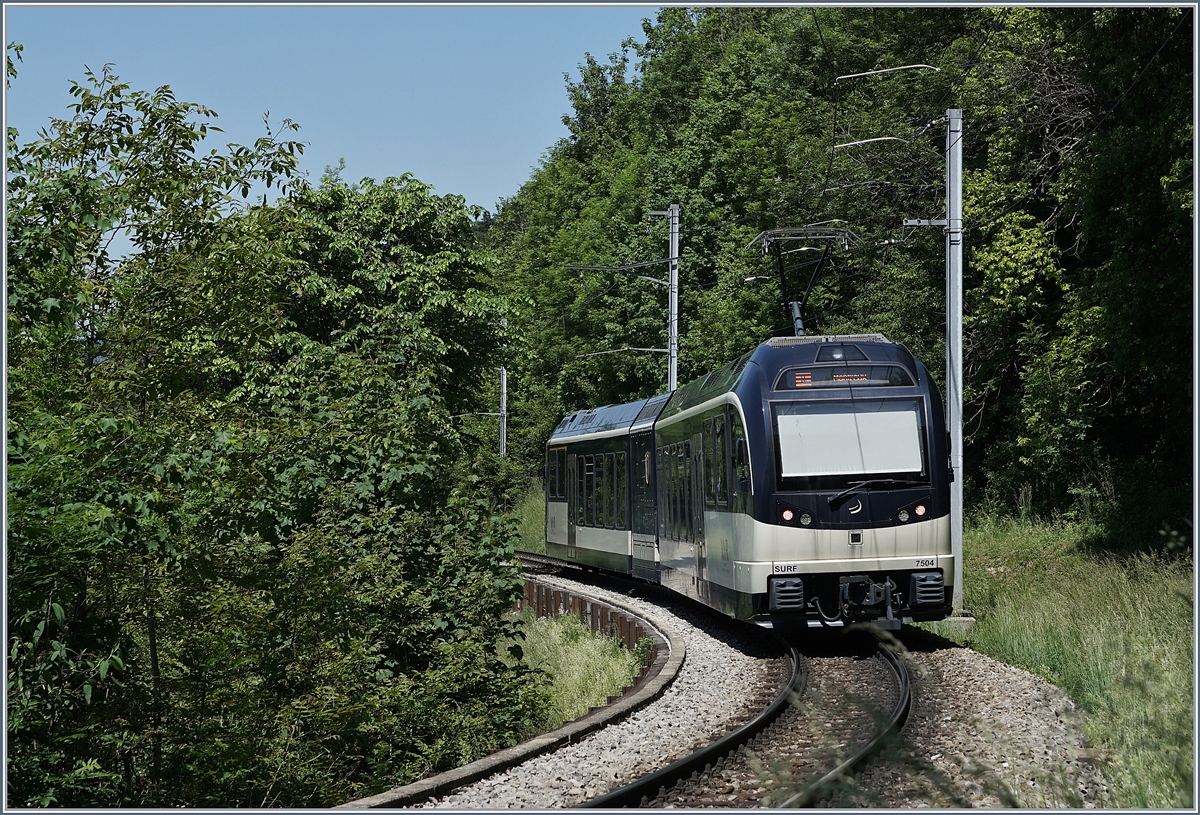 The CEV MVR ABeh 2/6 7504  VEVEY  by Sonzier on the way to Montreux. 

09.05.2020