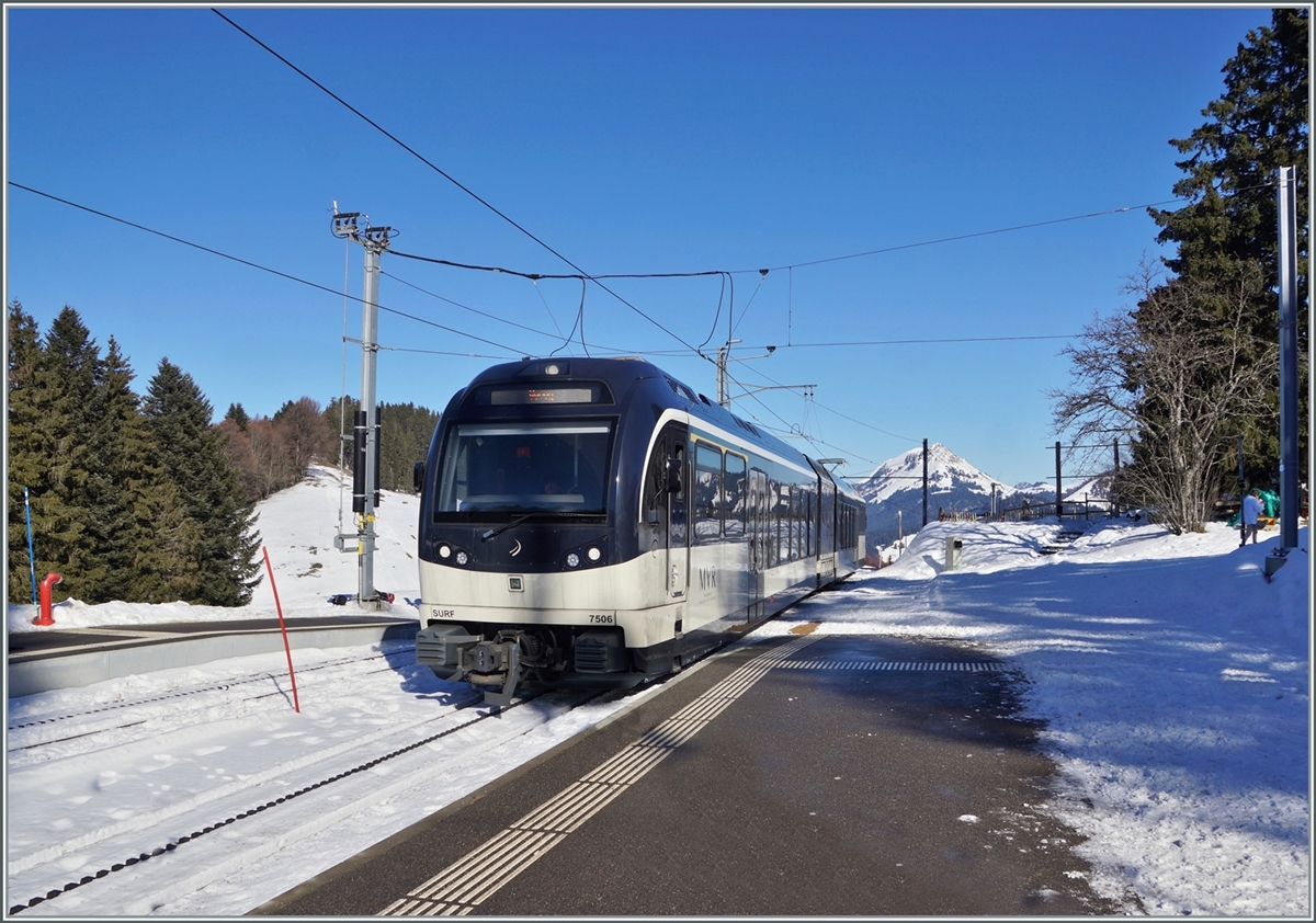 The CEV MVR ABeh 2/6 7506 reaches the Les Pleiades summit station. In the background the view glides over the snowy Alps.

Feb 7, 2023