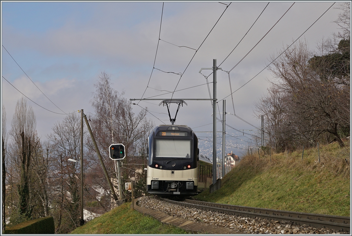 The CEV MVR ABeh 2/6 7501  Saint-Légier-La-Chiesaz  drives past the right crooked approach signal from Chernex as the R34 regional train. The train is on the way from Les Avants to Montreux.

Dec 17, 2023