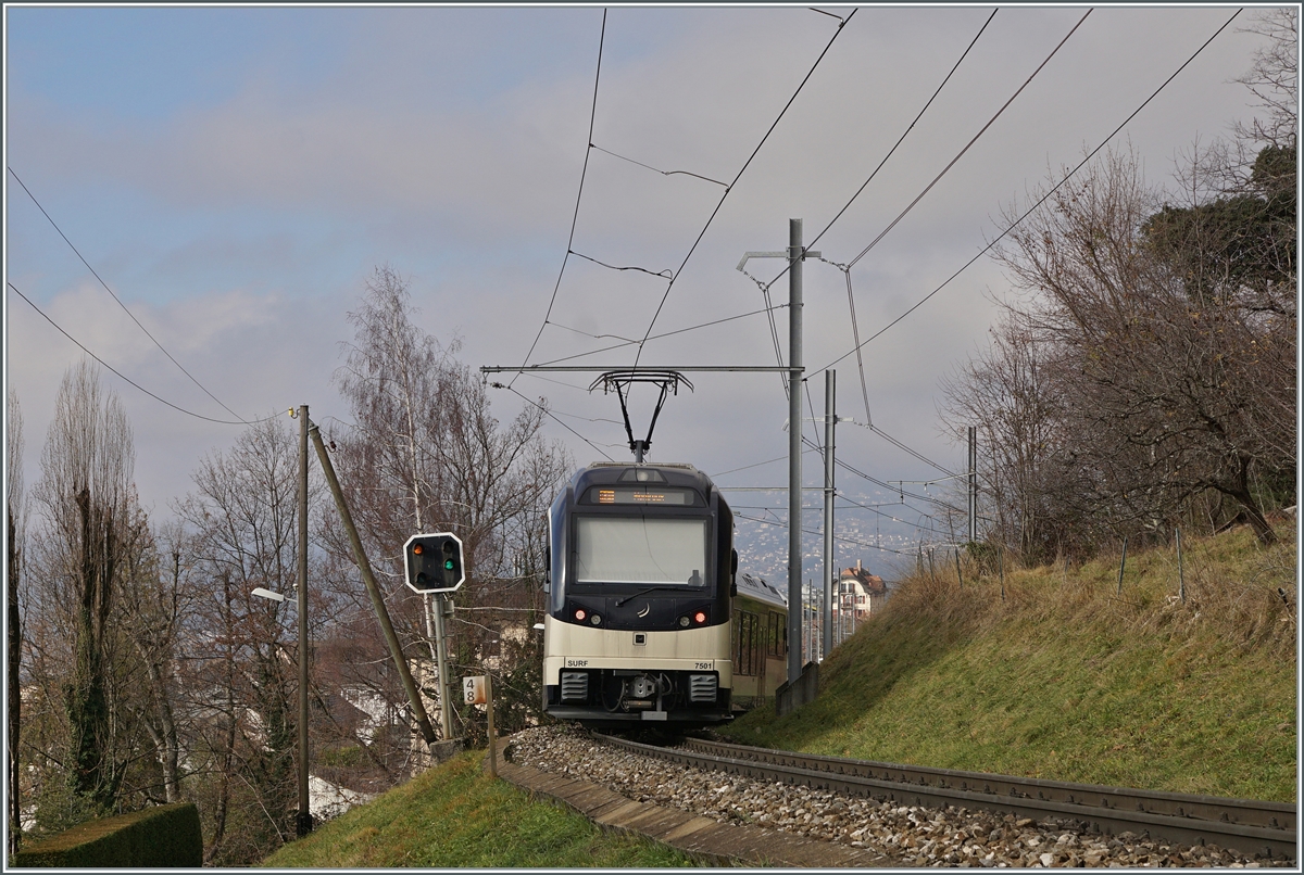 The CEV MVR ABeh 2/6 7501  Saint-Légier-La-Chiesaz  drives past the right crooked approach signal from Chernex as the R34 regional train. The train is on the way from Les Avants to Montreux.

Dec 17, 2023