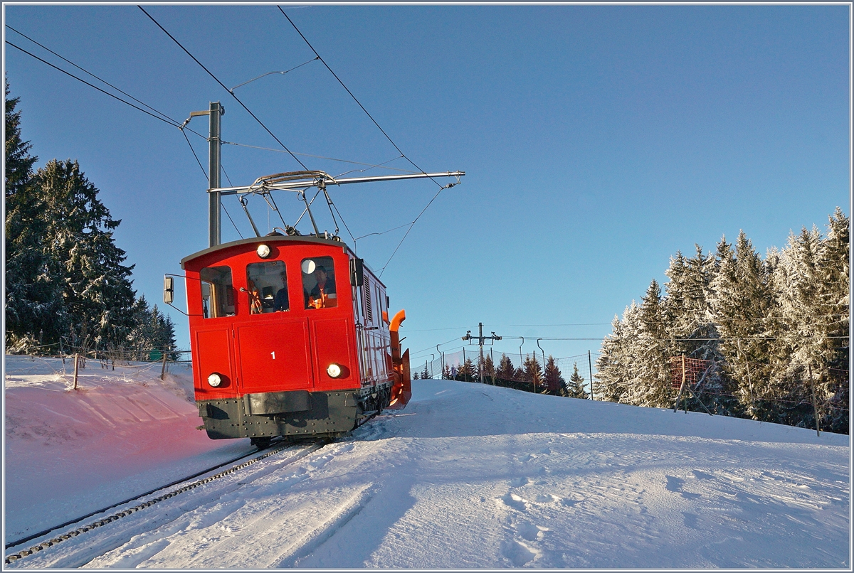 The CEV MVR HGe 2/2 n° 1 by the  summit station on the way to Blonay.
10.01.2019
