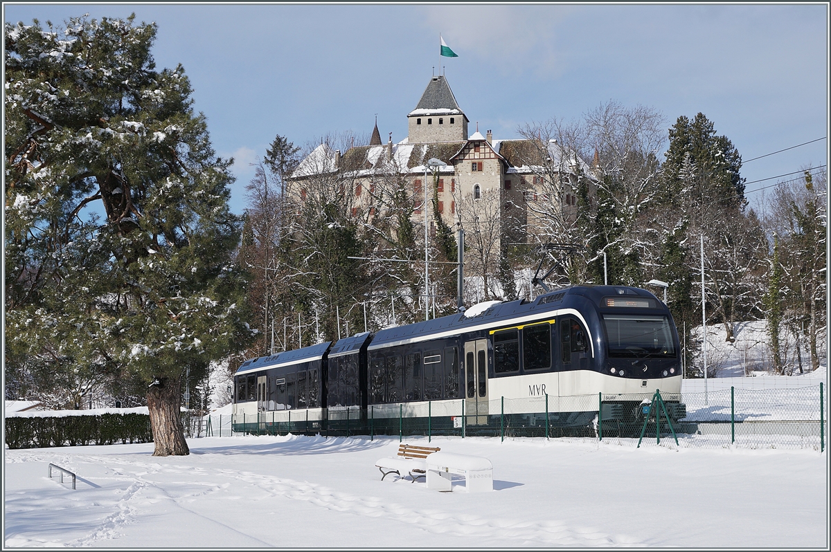 The CEV MVR SURF ABeh 2/6 7505 on the way to Vevey by his stop  at the Château de Blonay Station. 

26.01.2021