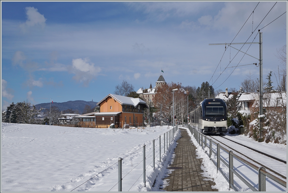 The CEV MVR SURF ABeh 2/6 7505  on the way to Blonay near the Château de Blonay Station. 

26.01.2021