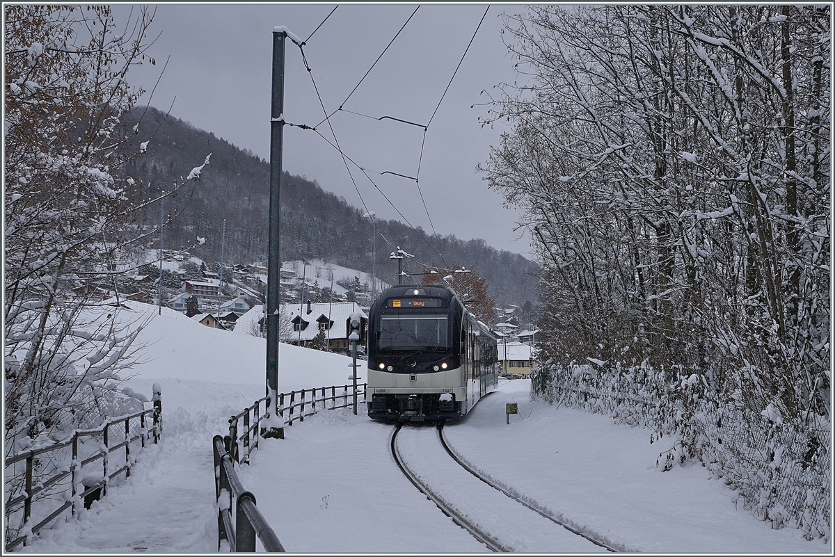 The CEV MVR SURF ABeh 2/6 7507 on the way to Vevey near the Château de Blonay Station.

25.01.2021