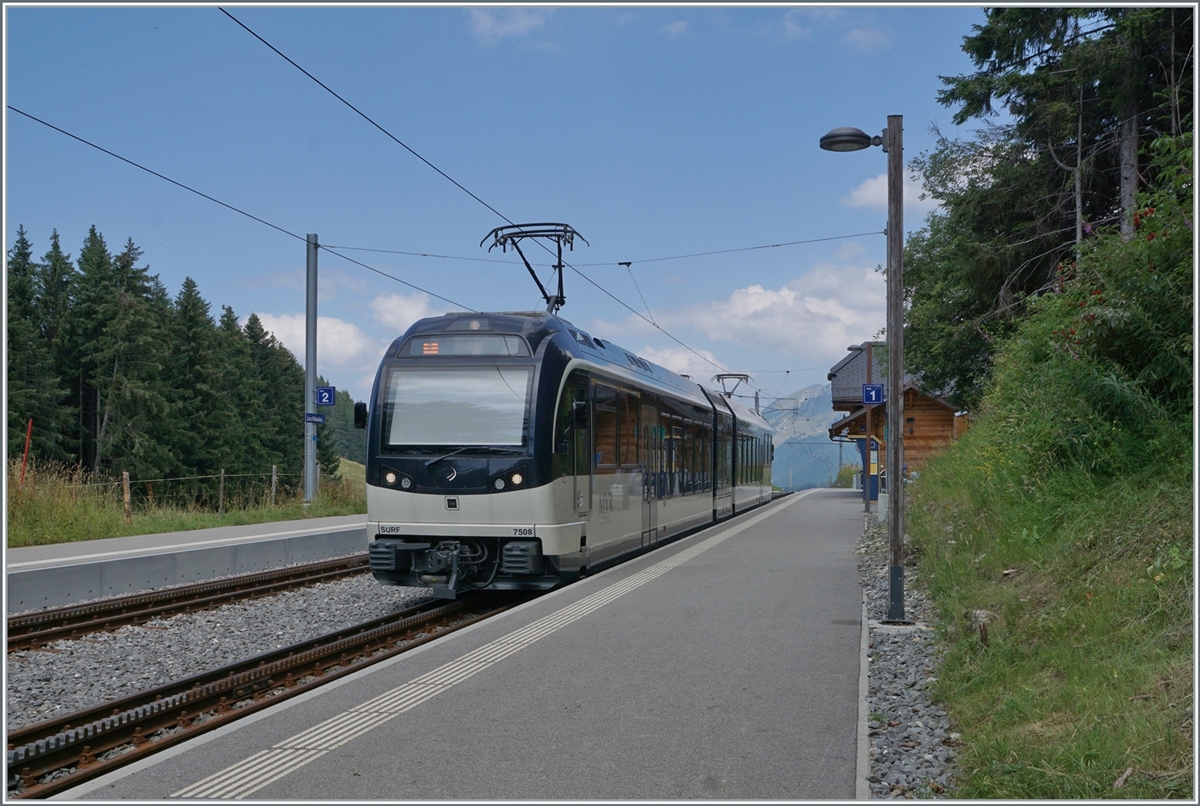 The CEV MVR SURF GTW ABeh 2/6 7508 has arrived at the Les Peiades summit station. Now there is a short break before the train returns to the valley to Vevey.

July 21, 2022