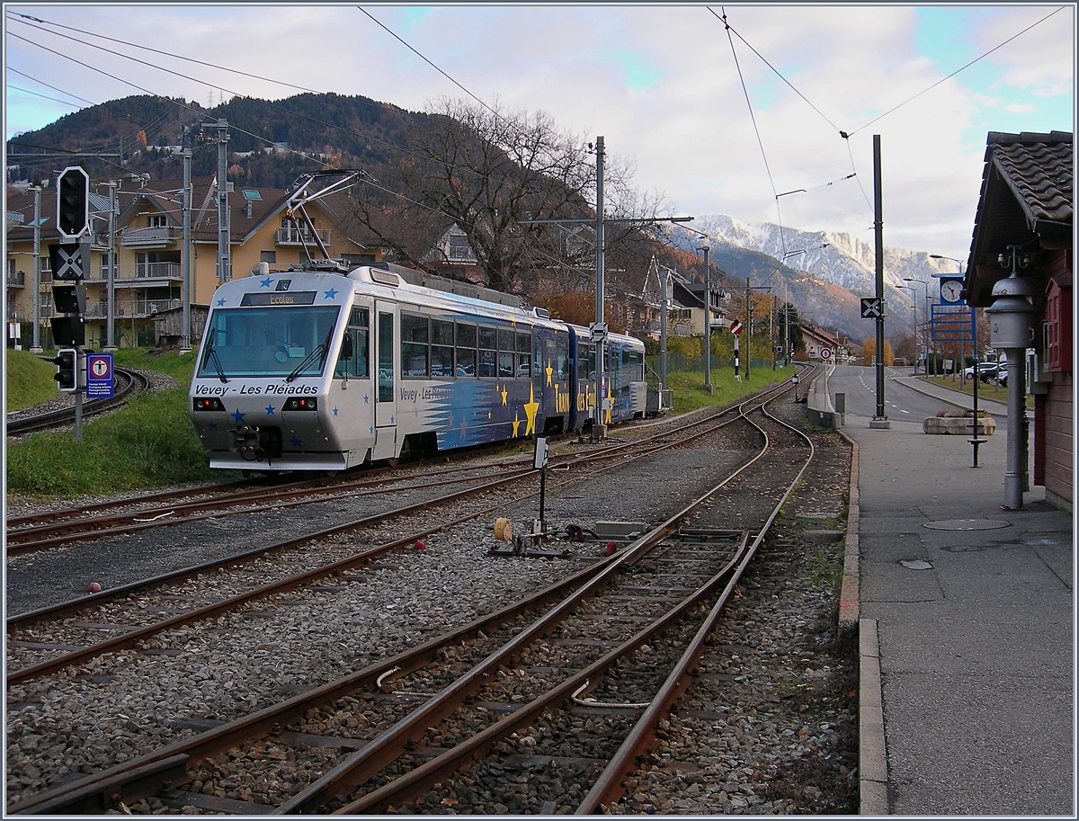 The CEV Train des Etoile Beh 2/4 71 with his Bt in Blonay.
26.11.2017