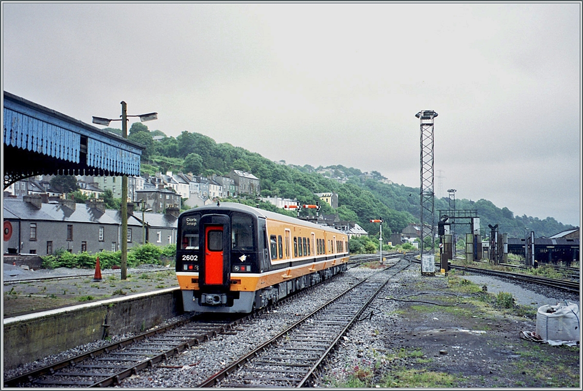 The CIE / IR diesel railcar 2602 from Cobh / An Cóbh reaches its destination, Kent Station Cork / Stásiún Coraigh.

Analogue picture from June 2001