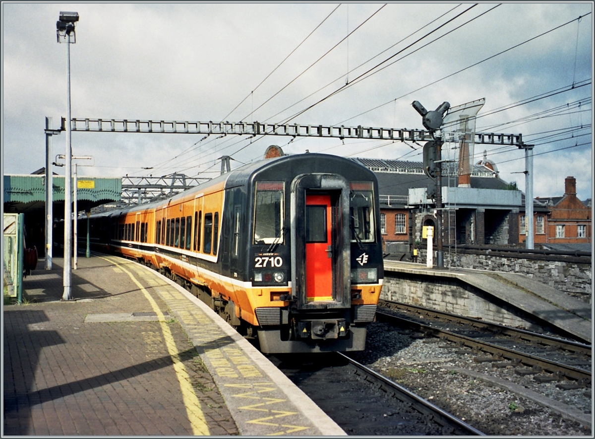 The CIE 2710 and other Class 2700 multiple units are located in Dublin Connolly Station (Baile Átha Cliaht Stáisún Ui Chonghaile).

Analog image from June 2001