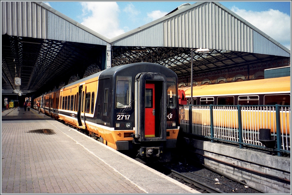 The CIE (Iarnród Éireann) CIE diesel multiple unit 2717 is at Dublin Connolly Station (Baile Átha Cliaht Stáisún Ui Chonghaile) after its arrival and is being cleaned for the return journey. Analog image from June 2001