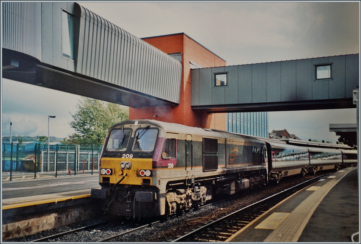 The CIE IR CC 209 has arrived at Belfast Central Station with the  Enterprise Sercie  from Dublin ConnoIy.
Analogue picture from May 12, 2003