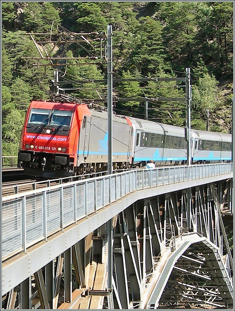 The Cisalpino Re 484 018 on the Bietschtal Bridge between Ausserberg and Hohtenn. 
25.08.2006