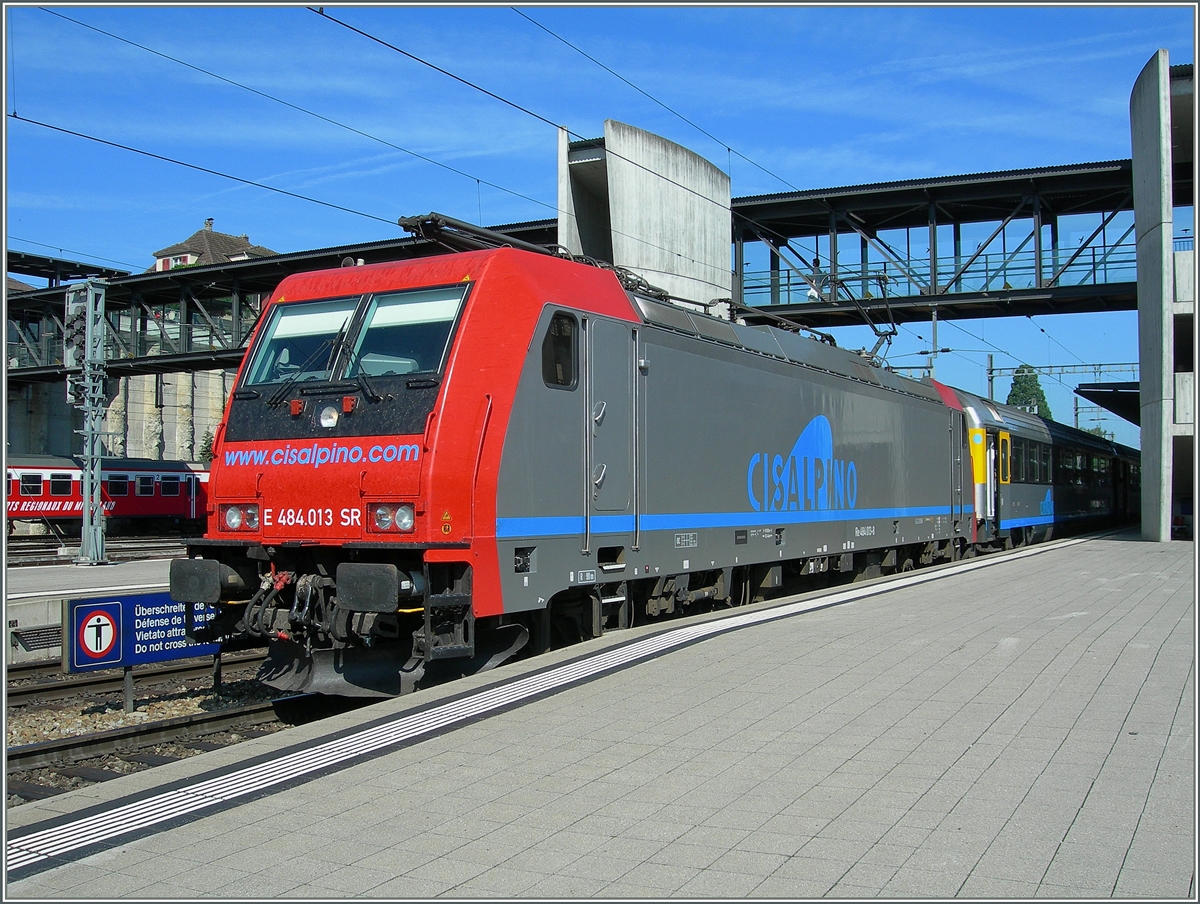 The  Cisalpino  Re 484 131 wiht the CIS Ec 131 from Basel to Milan byhis stop at Spiez.
11.07.2006