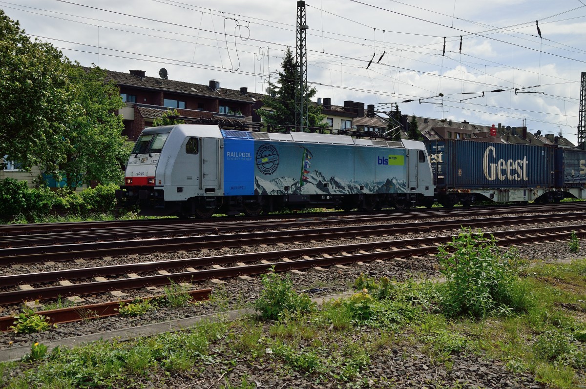 The class E 186 103 from BLS Cargo with an containertrain at Rheydt Centralstation.
11.5.2014