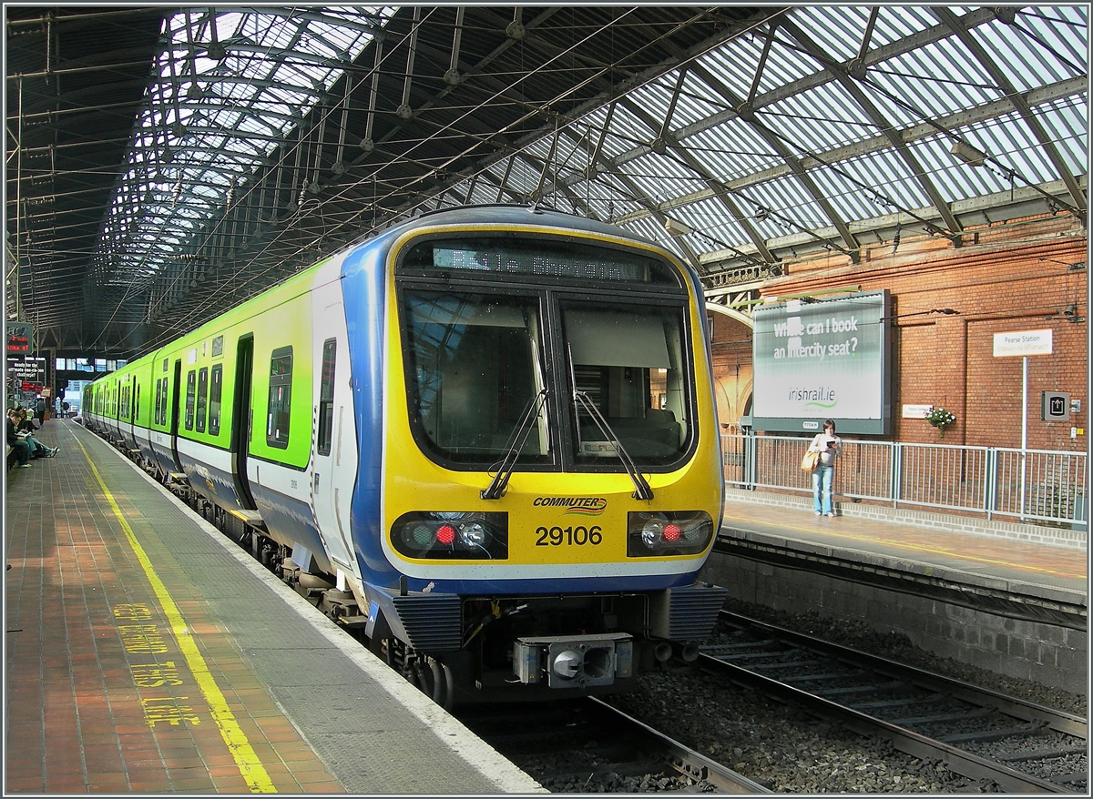 The comuter-service train 29106 by his stop in the Dublin Pearse Station / Baile Átah Cliat Stáisiún na bPiarsach. 
03.10.2006