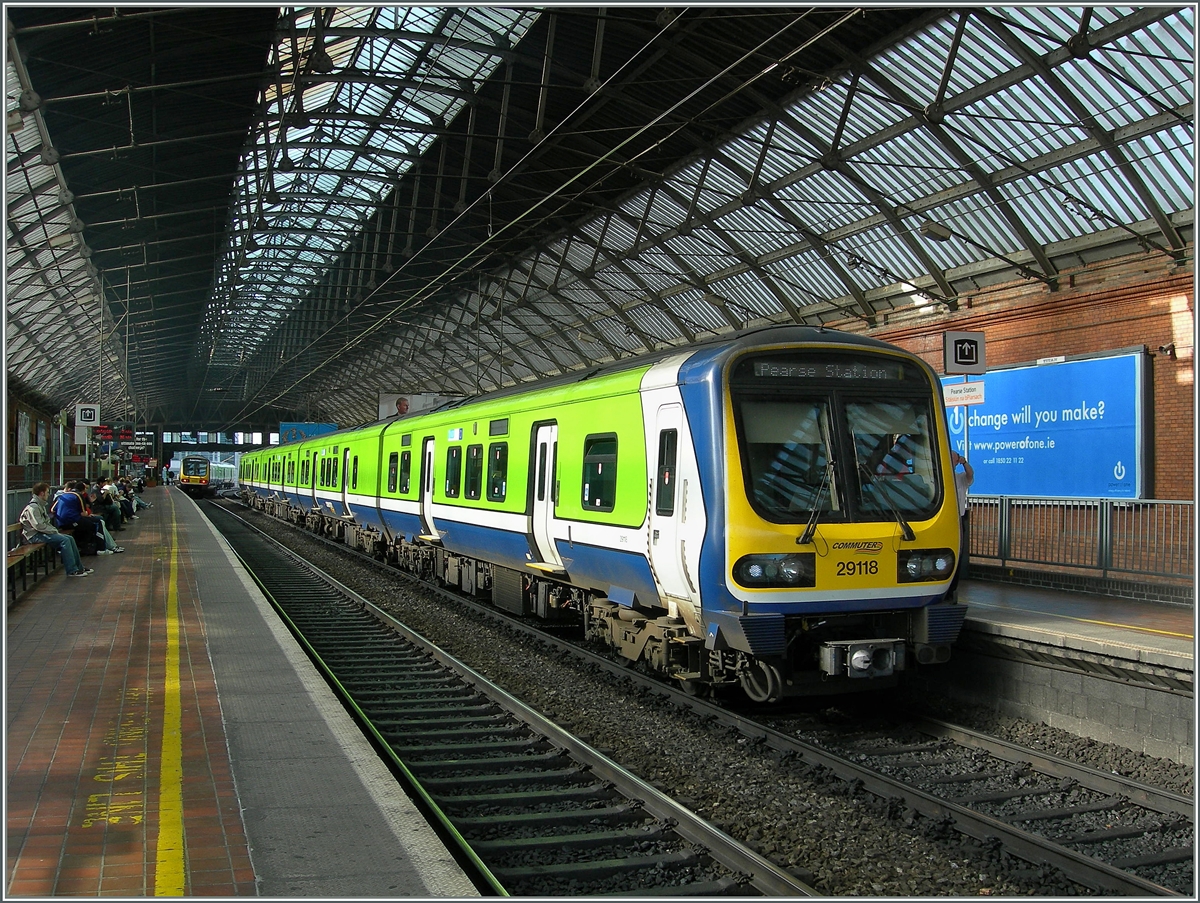 The comuter-service train 29118 by his stop in the Dublin Pearse Station / Baile Átah Cliat Stáisiún na bPiarsach. 
03.10.2006