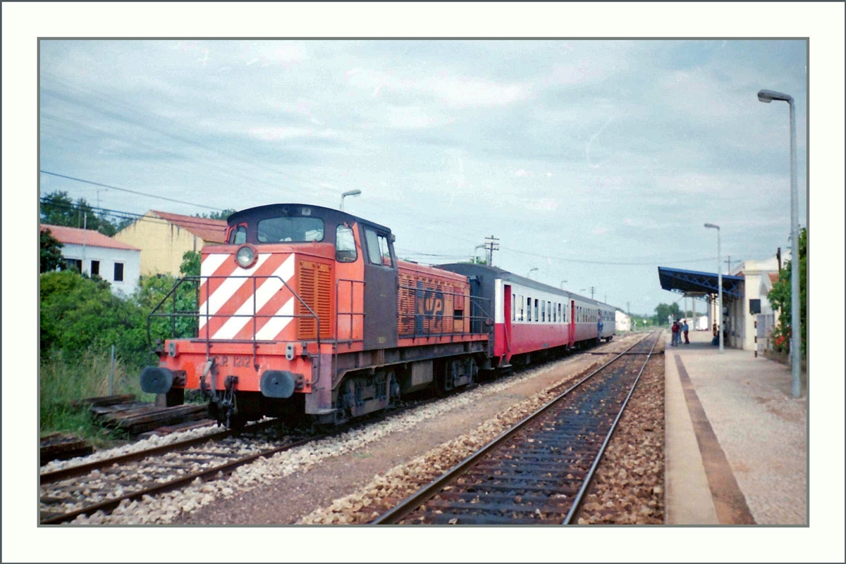 The CP 1212 with his local train from Vila Real to Lagos in Alcanthrilha.
Mai 1993